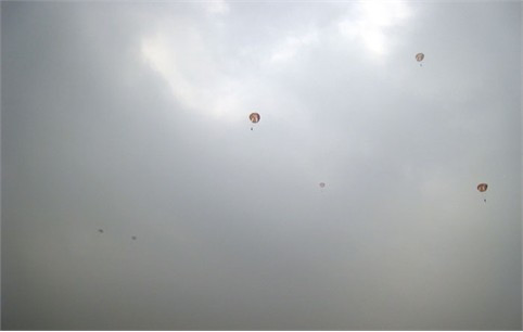 Bốn chiếc dù đủ màu sắc dần hiện rõ từ trong những đám mây trắng bồng bềnh, lơ lửng trong không trung. Từ phía mặt đất những chiếc loa cầm tay liên tục vang lên hiệu lệnh “Số 1, số 2, số 3, số 4 mở dù tốt!”; “Số 4! Dùng tay kéo 2 dây trái!”… điều khiển các vận động viên thực hiện các động tác xử lý trên không. Sau hơn 3 phút lơ lửng trên không, các vận động viên lần lượt tiếp đất an toàn. Bốn chiếc dù đủ màu sắc dần hiện rõ từ trong những đám mây trắng bồng bềnh, lơ lửng trong không trung. Từ phía mặt đất những chiếc loa cầm tay liên tục vang lên hiệu lệnh “Số 1, số 2, số 3, số 4 mở dù tốt!”; “Số 4! Dùng tay kéo 2 dây trái!”… điều khiển các vận động viên thực hiện các động tác xử lý trên không. Sau hơn 3 phút lơ lửng trên không, các vận động viên lần lượt tiếp đất an toàn.