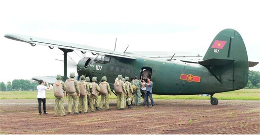 Đúng 6h30 phút, chiếc AH - 2 rời tuyến chờ lăn ra đường băng, những cuộc hội ý nhanh và những đôi bàn tay xiết chặt nhau để chúc cho lần nhảy đầu tiên thành công. Anh Bùi Thái Giang dù đã có thành tích trên 40 lần nhảy trong nước và nước ngoài song mỗi lần nhảy đều có những cảm giác mới. Đúng 6h30 phút, chiếc AH - 2 rời tuyến chờ lăn ra đường băng, những cuộc hội ý nhanh và những đôi bàn tay xiết chặt nhau để chúc cho lần nhảy đầu tiên thành công. Anh Bùi Thái Giang dù đã có thành tích trên 40 lần nhảy trong nước và nước ngoài song mỗi lần nhảy đều có những cảm giác mới.