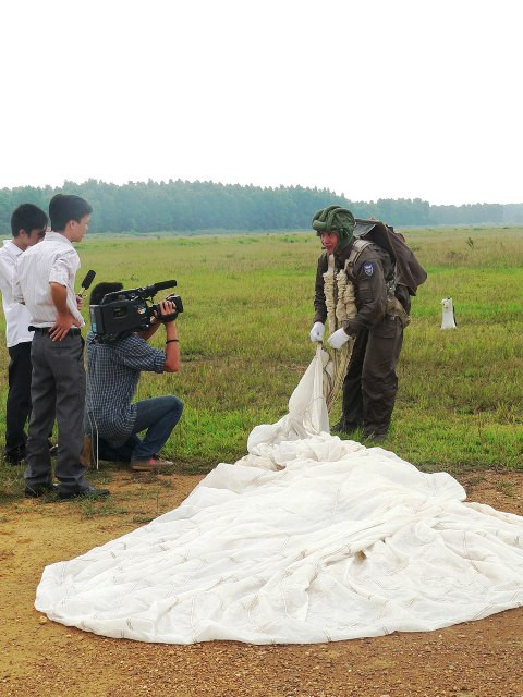 Kỹ thuật gấp dù, môn học quan trọng không kém kỹ năng nhảy dù Kỹ thuật gấp dù, môn học quan trọng không kém kỹ năng nhảy dù