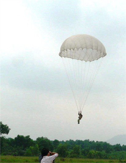 Đợt nhảy đầu tiên không có bất cứ mọt sai sót hay sự cố nào. Đợt hai của chuyến nhảy thứ nhất cũng diễn ra khá êm ái bởi những động tác điêu luyện của các chiến sỹ đặc công hải quân đánh bộ. Đợt nhảy đầu tiên không có bất cứ mọt sai sót hay sự cố nào. Đợt hai của chuyến nhảy thứ nhất cũng diễn ra khá êm ái bởi những động tác điêu luyện của các chiến sỹ đặc công hải quân đánh bộ.