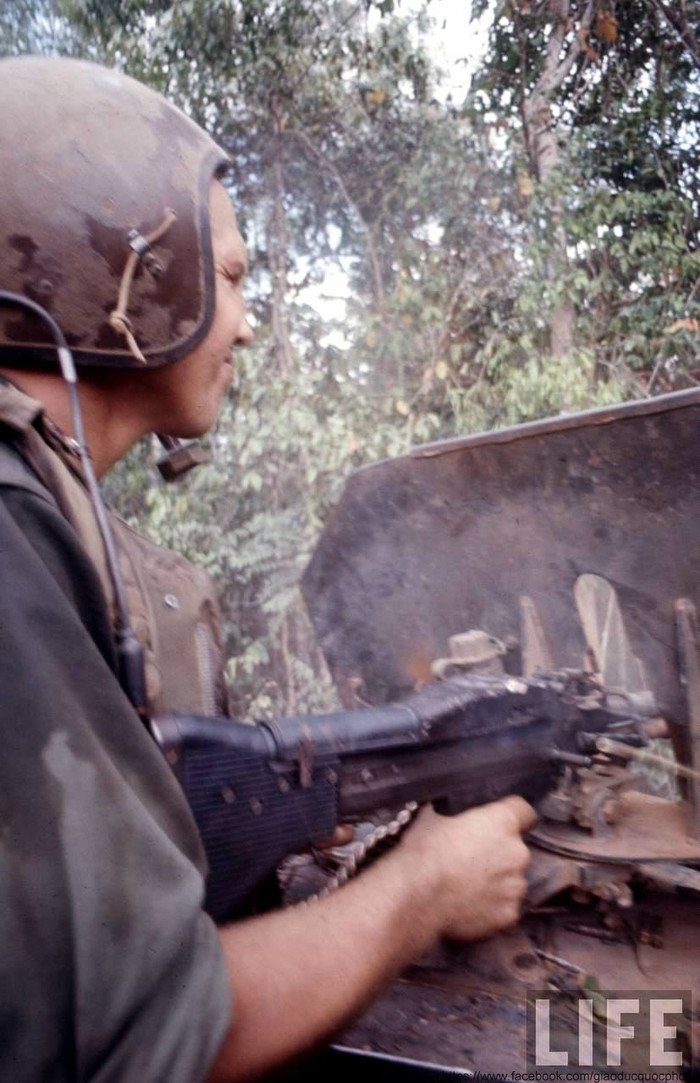 Trung đoàn Kỵ binh bọc thép số 11 của Lục quân Mỹ. ẢNH: Giặc Mỹ xả đạn vào những địa điểm tình nghi có quân du kích Trung đoàn Kỵ binh bọc thép số 11 của Lục quân Mỹ. ẢNH: Giặc Mỹ xả đạn vào những địa điểm tình nghi có quân du kích