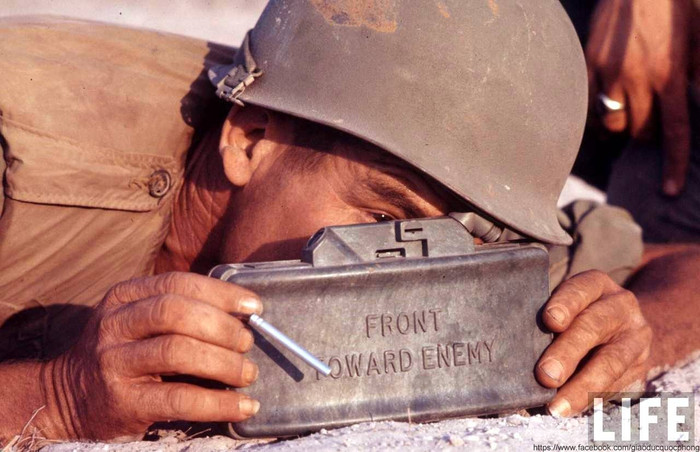 Trung đoàn Kỵ binh bọc thép số 11 của Lục quân Mỹ. ẢNH: Một lính Mỹ đang làm động tác cài mìn định hướng - thứ vũ khí sát thương khủng khiếp nhằm sát hại các chiến sỹ Quân giải phóng Trung đoàn Kỵ binh bọc thép số 11 của Lục quân Mỹ. ẢNH: Một lính Mỹ đang làm động tác cài mìn định hướng - thứ vũ khí sát thương khủng khiếp nhằm sát hại các chiến sỹ Quân giải phóng