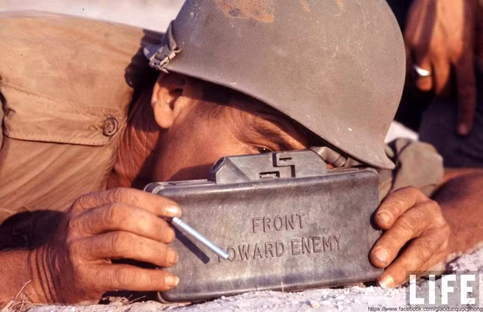 Trung đoàn Kỵ binh bọc thép số 11 của Lục quân Mỹ. ẢNH: Một lính Mỹ đang làm động tác cài mìn định hướng - thứ vũ khí sát thương khủng khiếp nhằm sát hại các chiến sỹ Quân giải phóng
