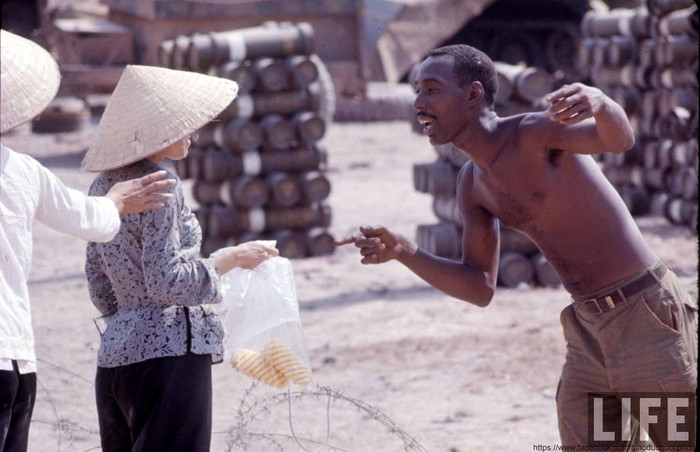 Trung đoàn Kỵ binh bọc thép số 11 của Lục quân Mỹ. ẢNH: Lính Mỹ mua đồ ăn của dân thường tại nơi đóng quân Trung đoàn Kỵ binh bọc thép số 11 của Lục quân Mỹ. ẢNH: Lính Mỹ mua đồ ăn của dân thường tại nơi đóng quân