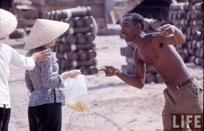 Trung đoàn Kỵ binh bọc thép số 11 của Lục quân Mỹ. ẢNH: Lính Mỹ mua đồ ăn của dân thường tại nơi đóng quân