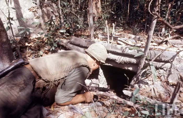 Trung đoàn Kỵ binh bọc thép số 11 của Lục quân Mỹ. ẢNH: Lính Mỹ phát hiện thấy một đường dẫn xuống địa của Quân đội Việt Nam