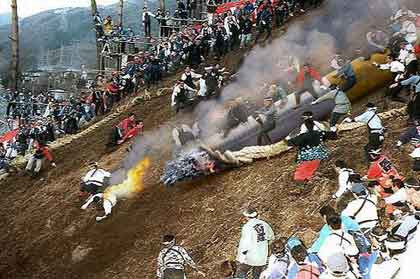 Không chỉ gây bệnh, thuốc lá còn gây thiệt hại kinh tế rất lớn cho xã hội. Mỗi năm, một người có hút thuốc ở Việt Nam chi gần 700.000 đồng cho thuốc lá. Với 12 triệu người hút, một năm chúng ta tốn hơn 8.200 tỷ đồng cho mặt hàng này. Số tiền đó đủ để mua lương thực nuôi sống 10,6 triệu người.