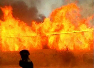 Ngọn lửa nhấn chìm nhiều ngôi nhà ở Valparaiso - Ảnh: Reuters Ngọn lửa nhấn chìm nhiều ngôi nhà ở Valparaiso - Ảnh: Reuters