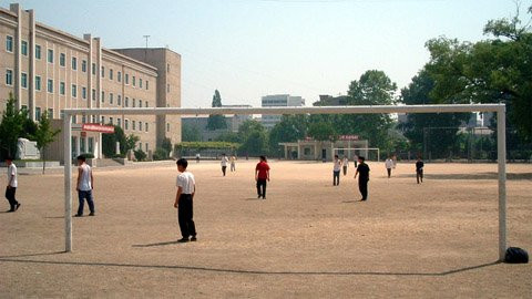 Các học sinh trung học đang chơi đá bóng tại một trường học ở Bình Nhưỡng. Ảnh CNNGo