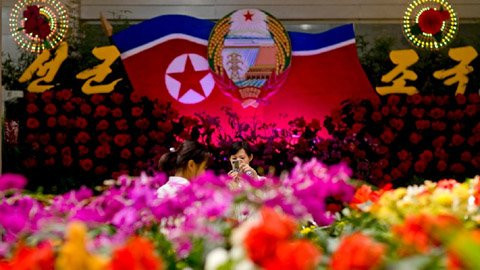 Người dân Triều Tiên chụp ảnh với các loại hoa mang tên hai vị lãnh đạo Kim Nhật Thành và Kim Jong-il. Ảnh: potopedia