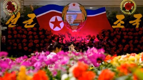 Người dân Triều Tiên chụp ảnh với các loại hoa mang tên hai vị lãnh đạo Kim Nhật Thành và Kim Jong-il. Ảnh: potopedia