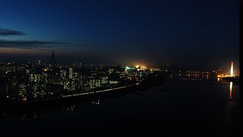 Thành phố Bình Nhưỡng về đêm. Ảnh: CNNGo