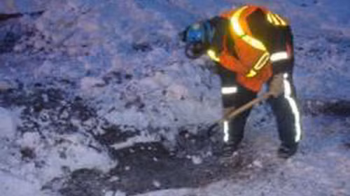 Một công nhân dọn bùn trong một tai nạn tương tự ở Alaska năm 2007 - Ảnh: widerness.org