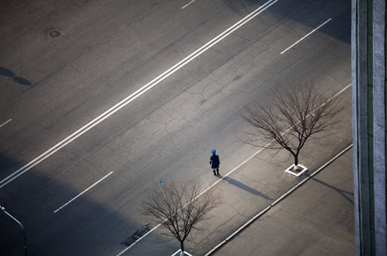 Một cảnh sát giao thông đứng trên con đường vắng vẻ