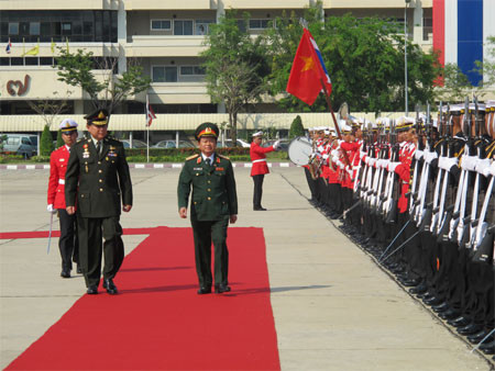 Thượng tướng Đỗ Bá Tỵ duyệt đội danh dự Quân đội Hoàng gia Thái Lan tại Lễ đón. Thượng tướng Đỗ Bá Tỵ duyệt đội danh dự Quân đội Hoàng gia Thái Lan tại Lễ đón.