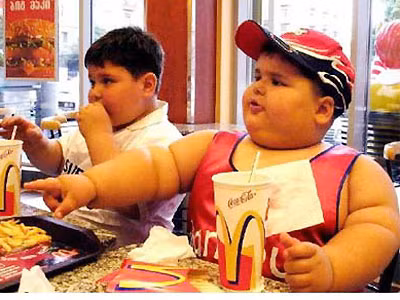 Theo các bác sỹ chuyên khoa, tình trạng trẻ béo phì và thừa cân còn là nguyên nhân gây ra bệnh cao huyết áp cho trẻ. Tỷ lệ trẻ em mắc bệnh này càng cao hơn đối với nhóm trẻ thừa cân, béo phì tuổi 10 - 11 và xu hướng tăng cao hơn.