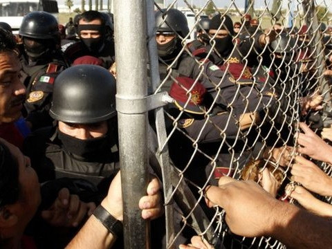Lực lượng an ninh tăng cường kiểm soát ở bên ngoài nhà tù Monterrey, Mexico. Ảnh: BBC. Lực lượng an ninh tăng cường kiểm soát ở bên ngoài nhà tù Monterrey, Mexico. Ảnh: BBC.