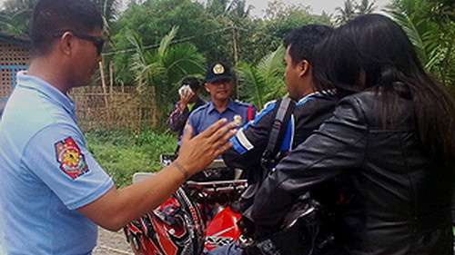 Cảnh sát lập chốt chặn trên một con đường ở North Cotabato sau khi xảy ra vụ cướp ngục - Ảnh: Philippines Star Cảnh sát lập chốt chặn trên một con đường ở North Cotabato sau khi xảy ra vụ cướp ngục - Ảnh: Philippines Star