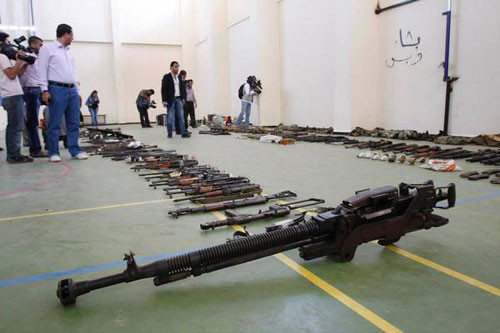 Iraq thắt chặt an ninh vùng biên giới với Syria để ngăn chặn tình trạng buôn lậu vũ khí giữa hai nước. Iraq thắt chặt an ninh vùng biên giới với Syria để ngăn chặn tình trạng buôn lậu vũ khí giữa hai nước.