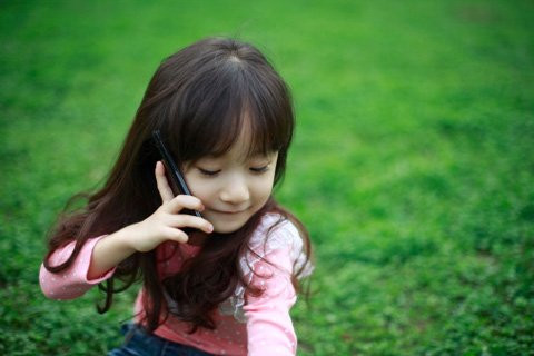 Trẻ em hấp thụ nhiều bức xạ từ ĐTDĐ hơn người lớn. Ảnh: Getty Images. Trẻ em hấp thụ nhiều bức xạ từ ĐTDĐ hơn người lớn. Ảnh: Getty Images.
