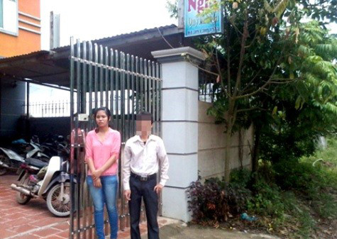 Sau đó, chúng cùng Tuyết đưa anh Đ. về nhà trọ của Tuyết tại Phố Nỷ, xã Trung Giã để đánh đập, đe dọa và ép viết giấy vay nợ với số tiền 200 triệu đồng. Ngoài ra, các đối tượng này còn bắt anh Đ. để lại chiếc xe máy Honda Air blade và 2 chiếc điện thoại di động. Lợi dụng sơ hở, anh Đ. Đã bỏ trốn và tới cơ quan CSĐT CA huyện Sóc Sơn (Hà Nội) trình báo sự việc. Ảnh: Nhà nghỉ Quỳnh Nga, nơi các đối tượng đưa anh Đ. tới để dàn xếp. (Ảnh do CQCSĐT cung cấp)