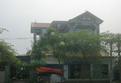 Người chồng có tính lăng nhăng tên Thăng thú nhận: "Mỗi lần “quan hệ”, anh và cô chủ quán bia tên Hoa thường có “thú vui” là ghi hình lại bằng máy điện thoại, sau đó cùng nhau xem lại rồi xóa luôn. Không may ngày 10/8 vừa qua, đến lúc cặp tình nhân chuẩn bị “tự sướng” thì điện thoại hết pin. Thăng quên bẵng đi, đút điện thoại vào túi quần về nhà, sai con sạc pin. Chẳng ngờ chị vợ cầm đến và phát hiện clip “nhạy cảm”. Muốn có bằng chứng về ngoại tình của chồng, chị Huế đã đi copy ra 9 cái đĩa. Nhưng vô tình chị đã làm phát tán những hình ảnh này ra xóm làng. Những hình ảnh nhạy cảm từ clip ấy đã làm nổi sóng ở làng quê yên bình này. Hiện, vụ việc vẫn đang tiếp tục được điều tra. (Tên các nhân vật đã được thay đổi). (Ảnh: Quán bia của cô chủ quán tố cáo bị phát tán đoạn clip sex).