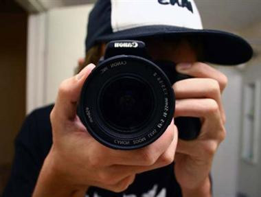 Phát hiện nhà vệ sinh của hàng xóm có khe hở thông hơi nên Võ Văn Tèo (27 tuổi, ngụ xã Khánh Hưng huyện Trần Văn Thời (Cà Mau)) đã tháo camera ĐTDĐ của mình đấu nối với dây điện dài, kẹp vào đoạn cây nhỏ đưa “mắt camera” vào bên trong khi phát hiện chị em tắm. Hành động của Tèo bị một thanh niên trong xóm phát hiện và báo cơ quan chức năng phục kích bắt quả tang. Theo điều tra, Tèo có vợ con, sống bằng nghề sửa điện thoại di động ở chợ Cầu Chữ Y, xã Khánh Hưng. Tại cơ quan điều tra, Tèo khai quay những cảnh này để xem cho thỏa cơn nghiện sex chứ không có hành động nào khác. Hiện cơ quan điều tra vẫn đang làm rõ hành động của Tèo. (Ảnh chỉ mang tính minh họa)