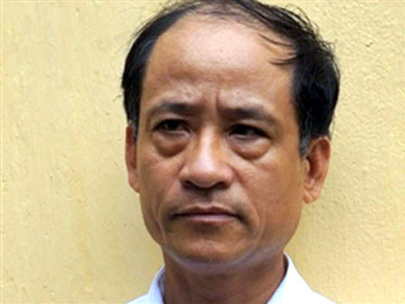 Vụ việc mới đây nhất là chuyện quay clip sex uy hiếp học trò của vũ sư Hoàng Tiến Hợi - Sinh năm 1959, trú tại xã Hoàng Động (Thủy Nguyên), hiện trú tại ngõ 414 phố Tô Hiệu (Lê Chân, Hải Phòng). Hợi thường nhắm tới những người phụ nữ ưa nhìn. Sau khi nhắm được “con mồi”, Hợi đặc biệt quan tâm tới họ rồi ngỏ ý mời về nhà Hợi để được “phụ đạo”. Khi con mồi đã cắn câu, Hợi dùng điện thoại quay lại cảnh giường chiếu giữa gã và họ rồi đem cho mọi người ở lớp học xem. Từ đây, những phụ nữ này phải phụ thuộc vào hắn vì nếu không thì người nhà họ sẽ được biết những đoạn clip này. Với thủ đoạn trên, nhiều phụ nữ đã sập bẫy tình của gã thầy "yêu râu xanh". (Ảnh: Hình ảnh của Hoàng Tiến Hợi).