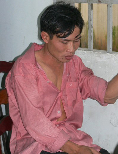 Mướn nhà nghỉ để qua đêm, gã thanh niên quê Nghệ An là Trần Văn Hữu (32 tuổi) đã chinh phục bà chủ. Trong lúc cả hai quan hệ, gã dùng điện thoại quay lại và đe dọa bà chủ nhà trọ đưa tiền nếu không muốn “đoạn phim” xuất hiện trên mạng. Trong nhiều ngày từ ngày 10 đến ngày 14-12-2011, Hữu liên tục gọi điện tống tiền bà H., nếu không đưa sẽ tung đoạn clip sex lên mạng cho “bàn dân thiên hạ” xem. Sợ bị chồng phát hiện, bà H. đã 3 lần đưa cho Hữu 65 triệu đồng. Chưa dừng lại, Hữu còn tiếp tục yêu cầu bà đưa thêm 10 triệu đồng. Ngày 15-12, trong lúc Hữu đang nhận 10 triệu đồng trên địa bàn quận Thủ Đức-TP.HCM thì bị các trinh sát công an quận 9 bắt giữ. Trong quá trình điều tra, Hữu đã thừa nhận là đã từng có hành động tương tự và tống tiền được số tiền khá lớn. (Ảnh: Trần Văn Hữu ở cơ quan điều tra).