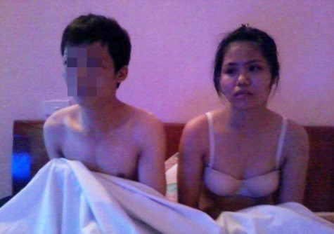 Theo đơn trình báo của anh Lưu Văn Đ., SN 1984, trú tại Hòa Tiến (huyện Yên Phong, tỉnh Bắc Ninh), đang hành nghề thầy bói, khoảng 13h ngày 9/9, Lê Thị Tuyết đã yêu cầu anh Đ. đưa tới nhà nghỉ Quỳnh Nga tại thôn Điền Xá, xã Quang Tiến, huyện Sóc Sơn, Hà Nội. Khi tới nơi, anh Đ., đã bị các đối tượng Công, Ngọc, Nga, Giang vu khống có quan hệ bất chính với Tuyết. Chúng đã khống chế và bắt anh lên giường cùng Tuyết trong cảnh không vải che thân để chúng chụp ảnh làm chứng. Ảnh: Anh Đ. bị các đối tượng ép chụp ảnh chăn gối tại nhà nghỉ để làm chứng vu khống quan hệ bất chính. (Ảnh do CQCSĐT cung cấp)