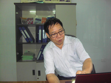 Nguyễn Thị H (20 tuổi, Long Biên – Gia Lâm – Hà Nội) không chịu được người chồng vũ phu, tàn độc, bạc bẽo nên đã nhất quyết muốn chia tay. Tuy nhiên, T tức chồng của chị H đã tự quay lén chuyện sinh hoạt của hai vợ chồng để dọa nạt, ép buộc chị tiếp tục ở lại. T "ra giá" chị H phải nhẫn nhục làm vợ, cung phụng và nuôi dưỡng cả gia đình chồng bằng không, T doạ sẽ không chỉ phát tán những thước phim ấy cho đám trai làng mà anh ta sẽ tung lên mạng cho cả nhà chị H phải xấu hổ tới mức không dám bước chân ra khỏi nhà, muốn bỏ làng cũng không còn chỗ nương thân. Sau khi doạ nạt, anh T lấy hết số tiền còn lại rồi bỏ đi. Đau đớn vì người chồng "mất nhân tính", trong lúc hoang mang ấy, chị H được người chị họ cho tờ giấy giới thiệu của trung tâm tư vấn chăm sóc sức khoẻ phụ nữ Bệnh viện Đức Giang. Chị H đã tới đây và nhận được sự giúp đỡ của bệnh viện. (Ảnh: Bác sỹ Nguyễn Ngọc Quyết, Giám đốc Trung tâm chăm sóc sức khỏe phụ nữ Bệnh viện Đa khoa Đức Giang – Gia Lâm – Hà Nội).