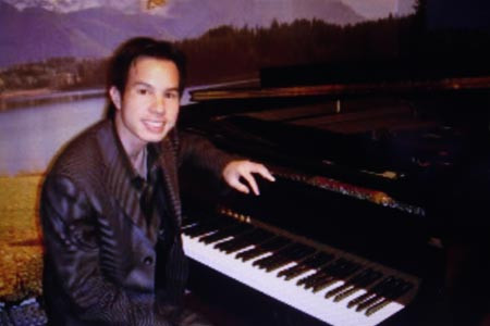 Vụ việc này diễn ra từ năm 2007. Với vẻ ngoài đẹp trai hào hoa, lại được đào tạo piano cơ bản, Tomy Trần tức Trần Minh Tâm đã khiến nhiều cô gái trẻ đẹp, giàu có sập bẫy tình yêu. Sau khi đào mỏ cả tình lẫn tiền, chàng nghệ sĩ lại cao chạy xa bay tìm người yêu mới. Những ngày mặn nồng cùng Tomy Trần, người phụ nữ không ngờ bị "phi công trẻ" dùng các thiết bị camera hiện đại mang từ Mỹ về ghi lại. Vài tháng sau khi quen nhau, bộ mặt "đào mỏ" của anh ta bị người tình lật tẩy. Sau khi chia tay, Tomy Trần đe dọa nữ doanh nhân nếu không chuyển 300 triệu đồng vào tài khoản sẽ tung hết clip "nóng" của hai người lên mạng. Trong máy tính xách tay của Tomy Trần, Công an Hà Nội thấy có vô số clip ái ân của hắn với nhiều phụ nữ. Mỗi người được đánh dấu bằng một folder riêng. Hắn đã kiếm được số tiền không nhỏ vì đã lừa gạt được những phụ nữ nhẹ dạ nhưng hắn cũng đã phải trả giá cho sai lầm của mình. Ảnh: Tomy Trần