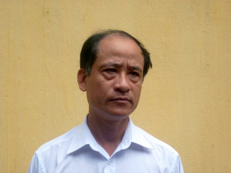 Bằng những clip sex này, hắn đã tống tiền các chị em. Thủ đoạn này đã giúp hắn kiếm được số tiền không nhỏ. Nhiều phụ nữ không đáp ứng nhu cầu của hắn thì bị gửi clip sex dẫn đến tan cửa nát nhà. Tại thời điểm bị bắt (27/9), đối tượng Hoàng Tiến Hợi đang dạy nhảy cho một phụ nữ tại nhà riêng. Khám xét nơi ở của vũ sư này, lực lượng điều tra đã thu giữ rất nhiều các đĩa hình văn hóa phẩm đồi trụy, thuốc kích dục và nhiều công cụ hỗ trợ kích dục khác. Đặc biệt, cơ quan CSĐT đã thu giữ được 4 đĩa VCD quay lại cảnh quan hệ của Hợi với 4 người phụ nữ, ngoài ra trong điện thoại di động của Hợi có rất nhiều đoạn clip quan hệ với nhiều phụ nữ khác chưa được đối tượng sao chép sang đĩa VCD. Những tình tiết của vụ án vẫn đang được điều tra làm rõ. (Ảnh: Hoàng Tiến Hợi tại cơ quan điều tra).