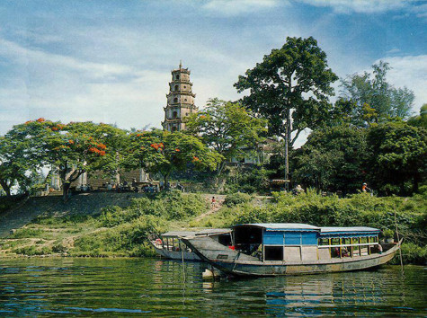 Mỗi lần đến Huế, nhiều du khách đều dành ít nhiều thời gian đến chốn tín ngưỡng-mơ mộng này để tĩnh tâm, chiêm bái, vãn cảnh, ngắm dòng sông tĩnh lặng, nước trôi lững lờ. Và để chiều về, văng vẳng một tiếng chuông... (Ảnh: Internet). Mỗi lần đến Huế, nhiều du khách đều dành ít nhiều thời gian đến chốn tín ngưỡng-mơ mộng này để tĩnh tâm, chiêm bái, vãn cảnh, ngắm dòng sông tĩnh lặng, nước trôi lững lờ. Và để chiều về, văng vẳng một tiếng chuông... (Ảnh: Internet).