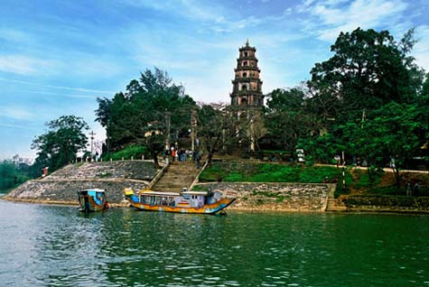 Chùa Thiên Mụ không đơn thuần là chốn tâm linh mà còn là nơi vãn cảnh, từng được các triều vua xếp vào những cảnh đẹp xứ Huế. Đứng bên hàng rào thành chùa, nhìn về thượng nguồn, con sông Hương trông hùng vĩ nhưng vẫn thơ mộng vốn có. Dòng nước chia đôi bởi Hòn Chén rồi lại hợp dòng chảy lững lờ trước cổng chùa (Ảnh: Internet) . Chùa Thiên Mụ không đơn thuần là chốn tâm linh mà còn là nơi vãn cảnh, từng được các triều vua xếp vào những cảnh đẹp xứ Huế. Đứng bên hàng rào thành chùa, nhìn về thượng nguồn, con sông Hương trông hùng vĩ nhưng vẫn thơ mộng vốn có. Dòng nước chia đôi bởi Hòn Chén rồi lại hợp dòng chảy lững lờ trước cổng chùa (Ảnh: Internet) .