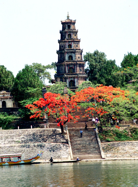 Tháp Phước Duyên là một biểu tượng nổi tiếng gắn liền với chùa Thiên Mụ. Tháp cao 21 m, gồm 7 tầng, được xây dựng ở phía trước chùa vào năm 1844. Mỗi tầng tháp đều có thờ tượng Phật. Bên trong có cầu thang hình xoắn ốc dẫn lên tầng trên cùng, nơi trước đây có thờ tượng Phật bằng vàng. Phía trước tháp là đình Hương Nguyện, trên nóc đặt Pháp luân (bánh xe Phật pháp, biểu tượng Phật giáo.Pháp luân đặt trên đình Hương Nguyện quay khi gió thổi) (Ảnh: Internet) . Tháp Phước Duyên là một biểu tượng nổi tiếng gắn liền với chùa Thiên Mụ. Tháp cao 21 m, gồm 7 tầng, được xây dựng ở phía trước chùa vào năm 1844. Mỗi tầng tháp đều có thờ tượng Phật. Bên trong có cầu thang hình xoắn ốc dẫn lên tầng trên cùng, nơi trước đây có thờ tượng Phật bằng vàng. Phía trước tháp là đình Hương Nguyện, trên nóc đặt Pháp luân (bánh xe Phật pháp, biểu tượng Phật giáo.Pháp luân đặt trên đình Hương Nguyện quay khi gió thổi) (Ảnh: Internet) .
