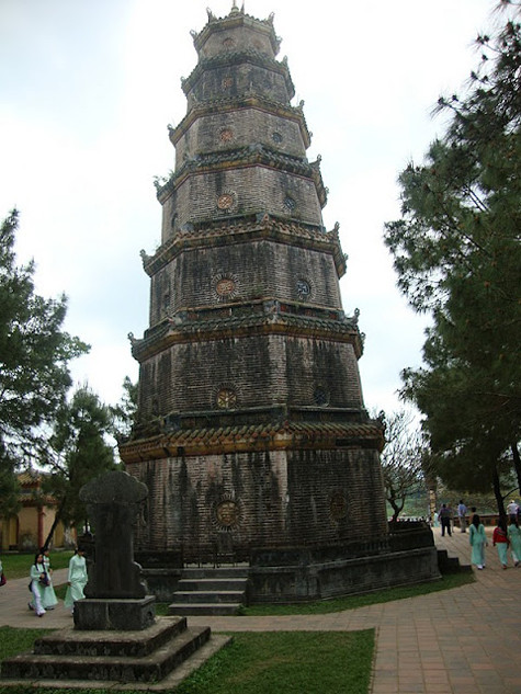 Năm 1844, nhân dịp mừng lễ "bát thọ" của bà Thuận Thiên Cao Hoàng hậu (vợ vua Gia Long, bà nội của vua Thiệu Trị), vua Thiệu Trị kiến trúc lại ngôi chùa một cách quy mô hơn: xây thêm một ngôi tháp bát giác gọi là Từ Nhân (sau đổi là Phước Duyên), đình Hương Nguyện và dựng 2 tấm bia ghi lại việc dựng tháp, đình và các bài thơ văn của nhà vua (Ảnh: Internet) . Năm 1844, nhân dịp mừng lễ "bát thọ" của bà Thuận Thiên Cao Hoàng hậu (vợ vua Gia Long, bà nội của vua Thiệu Trị), vua Thiệu Trị kiến trúc lại ngôi chùa một cách quy mô hơn: xây thêm một ngôi tháp bát giác gọi là Từ Nhân (sau đổi là Phước Duyên), đình Hương Nguyện và dựng 2 tấm bia ghi lại việc dựng tháp, đình và các bài thơ văn của nhà vua (Ảnh: Internet) .