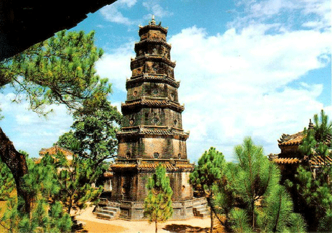 Năm 1862, dưới thời vua Tự Đức, để cầu mong có con nối dõi, nhà vua sợ chữ "Thiên" phạm đến Trời nên cho đổi từ "Thiên Mụ" thành "Linh Mụ" (hay "Bà mụ linh thiêng"). Vấn đề kiêng cữ như đã nêu chỉ diễn tiến từ năm Nhâm Tuất (1862) cho tới năm Kỷ Tỵ (1869). Sau đó, người dân thoải mái gọi hai tên: chùa Thiên Mụ và chùa Linh Mụ. Vì rằng từ "Linh" đồng nghĩa với "Thiêng", âm người Huế khi nói "Thiên" nghe tựa "Thiêng" nên khi người Huế nói "Linh Mụ", "Thiên Mụ" hay "Thiêng Mụ" thì người nghe đều hiểu là muốn nhắc đến ngôi chùa này (Ảnh: Internet) . Năm 1862, dưới thời vua Tự Đức, để cầu mong có con nối dõi, nhà vua sợ chữ "Thiên" phạm đến Trời nên cho đổi từ "Thiên Mụ" thành "Linh Mụ" (hay "Bà mụ linh thiêng"). Vấn đề kiêng cữ như đã nêu chỉ diễn tiến từ năm Nhâm Tuất (1862) cho tới năm Kỷ Tỵ (1869). Sau đó, người dân thoải mái gọi hai tên: chùa Thiên Mụ và chùa Linh Mụ. Vì rằng từ "Linh" đồng nghĩa với "Thiêng", âm người Huế khi nói "Thiên" nghe tựa "Thiêng" nên khi người Huế nói "Linh Mụ", "Thiên Mụ" hay "Thiêng Mụ" thì người nghe đều hiểu là muốn nhắc đến ngôi chùa này (Ảnh: Internet) .