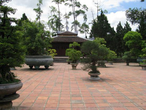 Chùa Thiên Mụ không có nhiều tượng Phật như các chùa khác. Nhìn tổng quan, khuôn viên chùa như một cung điện, dinh thự của các bậc vua chúa, quan lại xứ Huế ngày xưa. Vãn cảnh chùa, du khách như đang đi vào không gian của trăm năm, thanh tịnh và thơ mộng. Khách bước qua khỏi cổng chùa đã thấy lòng lắng lại, tĩnh tâm, bỏ lại đằng sau những phiền muộn, lo âu. (Ảnh: Internet) . Chùa Thiên Mụ không có nhiều tượng Phật như các chùa khác. Nhìn tổng quan, khuôn viên chùa như một cung điện, dinh thự của các bậc vua chúa, quan lại xứ Huế ngày xưa. Vãn cảnh chùa, du khách như đang đi vào không gian của trăm năm, thanh tịnh và thơ mộng. Khách bước qua khỏi cổng chùa đã thấy lòng lắng lại, tĩnh tâm, bỏ lại đằng sau những phiền muộn, lo âu. (Ảnh: Internet) .