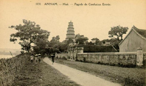 Thuyết xưa cũng kể rằng nơi đây ban đêm thường có một bà lão mặc áo đỏ quần lục xuất hiện trên đồi, nói với mọi người: "Rồi đây sẽ có một vị chân chúa đến lập chùa để tụ linh khí, làm bền long mạch, cho nước Nam hùng mạnh". Vì thế, nơi đây còn được gọi là Thiên Mụ Sơn. Tư tưởng lớn của chúa Nguyễn Hoàng dường như cùng bắt nhịp được với ý nguyện của dân chúng. Nguyễn Hoàng cả mừng, vào năm 1601 đã cho dựng một ngôi chùa trên đồi, ngoảnh mặt ra sông Hương, đặt tên là "Thiên Mụ" (Ảnh: Internet) . Thuyết xưa cũng kể rằng nơi đây ban đêm thường có một bà lão mặc áo đỏ quần lục xuất hiện trên đồi, nói với mọi người: "Rồi đây sẽ có một vị chân chúa đến lập chùa để tụ linh khí, làm bền long mạch, cho nước Nam hùng mạnh". Vì thế, nơi đây còn được gọi là Thiên Mụ Sơn. Tư tưởng lớn của chúa Nguyễn Hoàng dường như cùng bắt nhịp được với ý nguyện của dân chúng. Nguyễn Hoàng cả mừng, vào năm 1601 đã cho dựng một ngôi chùa trên đồi, ngoảnh mặt ra sông Hương, đặt tên là "Thiên Mụ" (Ảnh: Internet) .