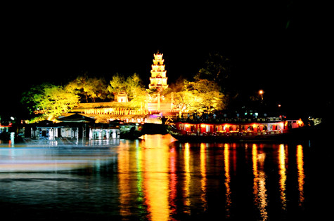 Chùa Thiên Mụ được xếp vào 20 thắng cảnh đất Thần Kinh với bài thơ Thiên Mụ chung thanh do đích thân vua Thiệu Trị sáng tác và được ghi vào bia đá dựng gần cổng chùa. Qua nhiều đợt trùng tu lớn nhỏ, ngoài những công trình kiến trúc như tháp Phước Duyên, điện Đại Hùng, điện Địa Tạng, điện Quan Âm... cùng bia đá, chuông đồng, chùa Thiên Mụ ngày nay còn là nơi có nhiều cổ vật quí giá không chỉ về mặt lịch sử mà còn cả về nghệ thuật. Những bức tượng Hộ Pháp, tượng Thập Vương, tượng Phật Di Lặc, tượng Tam Thế Phật... hay những hoành phi, câu đối ở đây đều ghi dấu những thời kỳ lịch sử vàng son của chùa Thiên Mụ (Ảnh: Internet) . Chùa Thiên Mụ được xếp vào 20 thắng cảnh đất Thần Kinh với bài thơ Thiên Mụ chung thanh do đích thân vua Thiệu Trị sáng tác và được ghi vào bia đá dựng gần cổng chùa. Qua nhiều đợt trùng tu lớn nhỏ, ngoài những công trình kiến trúc như tháp Phước Duyên, điện Đại Hùng, điện Địa Tạng, điện Quan Âm... cùng bia đá, chuông đồng, chùa Thiên Mụ ngày nay còn là nơi có nhiều cổ vật quí giá không chỉ về mặt lịch sử mà còn cả về nghệ thuật. Những bức tượng Hộ Pháp, tượng Thập Vương, tượng Phật Di Lặc, tượng Tam Thế Phật... hay những hoành phi, câu đối ở đây đều ghi dấu những thời kỳ lịch sử vàng son của chùa Thiên Mụ (Ảnh: Internet) .