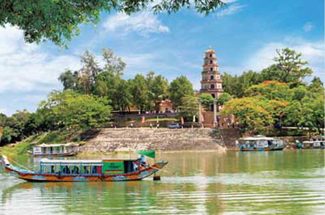 Mỗi lần đến Huế, nhiều du khách đều dành ít nhiều thời gian đến chốn tín ngưỡng-mơ mộng này để tĩnh tâm, chiêm bái, vãn cảnh, ngắm dòng sông tĩnh lặng, nước trôi lững lờ. Và để chiều về, văng vẳng một tiếng chuông... (Ảnh: Internet). Mỗi lần đến Huế, nhiều du khách đều dành ít nhiều thời gian đến chốn tín ngưỡng-mơ mộng này để tĩnh tâm, chiêm bái, vãn cảnh, ngắm dòng sông tĩnh lặng, nước trôi lững lờ. Và để chiều về, văng vẳng một tiếng chuông... (Ảnh: Internet).