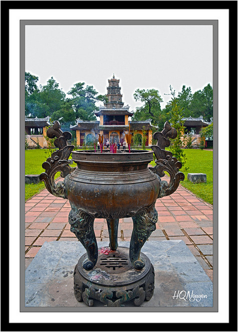 Trong phạm vi chùa Thiên Mụ đâu đâu cũng toát lên một chút thơ, một chút mộng của xứ Huế. Mỗi công trình, kiến trúc dù được xây dựng dưới triều đại nào cũng đều thể hiện sự tín ngưỡng, trang trọng và hài hòa với những công trình trước đó (Ảnh: Internet) . Trong phạm vi chùa Thiên Mụ đâu đâu cũng toát lên một chút thơ, một chút mộng của xứ Huế. Mỗi công trình, kiến trúc dù được xây dựng dưới triều đại nào cũng đều thể hiện sự tín ngưỡng, trang trọng và hài hòa với những công trình trước đó (Ảnh: Internet) .