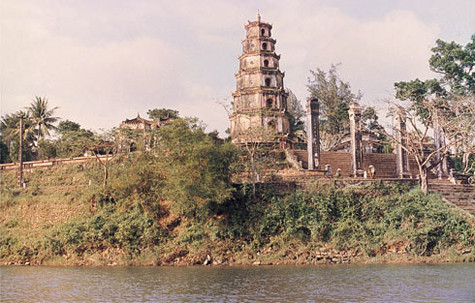 Chùa Thiên Mụ (天姥) hay còn gọi là chùa Linh Mụ là một ngôi chùa nằm trên đồi Hà Khê, tả ngạn sông Hương, cách trung tâm thành phố Huế khoảng 5km về phía tây. Chùa Thiên Mụ chính thức khởi lập năm Tân Sửu (1601), đời chúa Tiên Nguyễn Hoàng -vị chúa Nguyễn đầu tiên ở Đàng Trong. Đây có thể nói là ngôi chùa cổ nhất của Huế (Ảnh: Internet). Chùa Thiên Mụ (天姥) hay còn gọi là chùa Linh Mụ là một ngôi chùa nằm trên đồi Hà Khê, tả ngạn sông Hương, cách trung tâm thành phố Huế khoảng 5km về phía tây. Chùa Thiên Mụ chính thức khởi lập năm Tân Sửu (1601), đời chúa Tiên Nguyễn Hoàng -vị chúa Nguyễn đầu tiên ở Đàng Trong. Đây có thể nói là ngôi chùa cổ nhất của Huế (Ảnh: Internet).