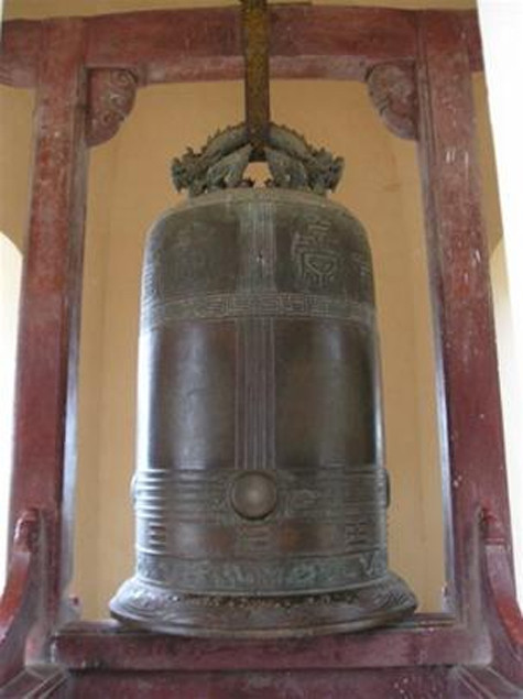 Dưới thời chúa Quốc -Nguyễn Phúc Chu (1691-1725) theo đà phát triển và hưng thịnh của Phật giáo xứ Đàng Trong, chùa được xây dựng lại quy mô hơn. Năm 1710, chúa Quốc cho đúc một chiếc chuông lớn, nặng tới trên hai tấn, gọi là Đại Hồng Chung, có khắc một bài minh trên đó (Ảnh: Internet) . Dưới thời chúa Quốc -Nguyễn Phúc Chu (1691-1725) theo đà phát triển và hưng thịnh của Phật giáo xứ Đàng Trong, chùa được xây dựng lại quy mô hơn. Năm 1710, chúa Quốc cho đúc một chiếc chuông lớn, nặng tới trên hai tấn, gọi là Đại Hồng Chung, có khắc một bài minh trên đó (Ảnh: Internet) .
