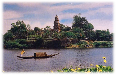 Với cảnh đẹp tự nhiên và quy mô được mở rộng ngay từ thời đó, chùa Thiên Mụ đã trở thành ngôi chùa đẹp nhất xứ Đàng Trong. Trải qua bao biến cố lịch sử, chùa Thiên Mụ đã từng được dùng làm đàn Tế Đất dưới triều Tây Sơn (khoảng năm 1788), rồi được trùng tu tái thiết nhiều lần dưới triều các vua nhà Nguyễn (Ảnh: Internet) . Với cảnh đẹp tự nhiên và quy mô được mở rộng ngay từ thời đó, chùa Thiên Mụ đã trở thành ngôi chùa đẹp nhất xứ Đàng Trong. Trải qua bao biến cố lịch sử, chùa Thiên Mụ đã từng được dùng làm đàn Tế Đất dưới triều Tây Sơn (khoảng năm 1788), rồi được trùng tu tái thiết nhiều lần dưới triều các vua nhà Nguyễn (Ảnh: Internet) .