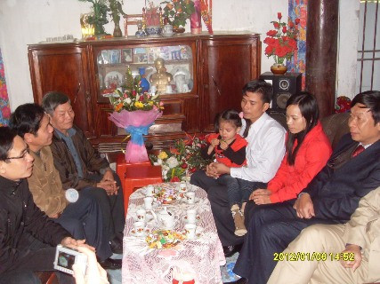 Đứa con của anh Hùng vẫn chưa hiểu được bố nó vừa trải qua một cuộc chiến giữa cái sống và cái chết đề về đoàn tụ với gia đình nhưng cháu cũng rất vui khi thấy bố trở về Đứa con của anh Hùng vẫn chưa hiểu được bố nó vừa trải qua một cuộc chiến giữa cái sống và cái chết đề về đoàn tụ với gia đình nhưng cháu cũng rất vui khi thấy bố trở về