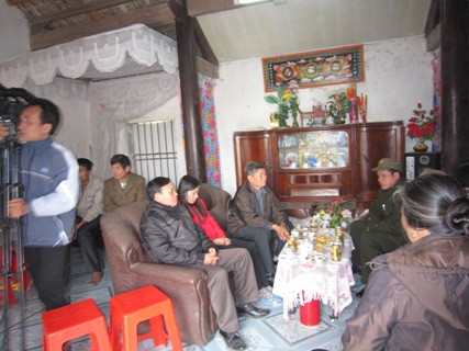 Các đoàn thể ban ngành cũng đến chúc mừng ngày Hùng thoát nạn trở về đoàn tụ với gia đình Các đoàn thể ban ngành cũng đến chúc mừng ngày Hùng thoát nạn trở về đoàn tụ với gia đình