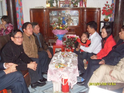 Nhiều người dân dù không quen biết đến tận nhà để chia vui cùng gia đình và nghe Hùng kể về những ngày gặp nạn sau khi tàu chìm Nhiều người dân dù không quen biết đến tận nhà để chia vui cùng gia đình và nghe Hùng kể về những ngày gặp nạn sau khi tàu chìm