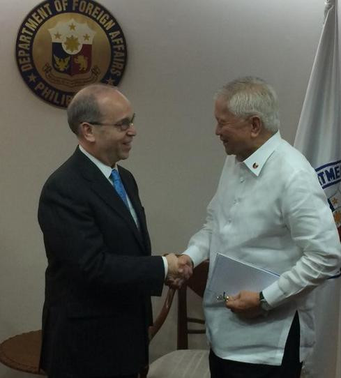 Trợ lý Ngoại trưởng Mỹ Daniel và Bộ trưởng Ngoại giao Philippines Rosario Trợ lý Ngoại trưởng Mỹ Daniel và Bộ trưởng Ngoại giao Philippines Rosario